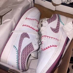 Nike White and Pink Textured Sneakers